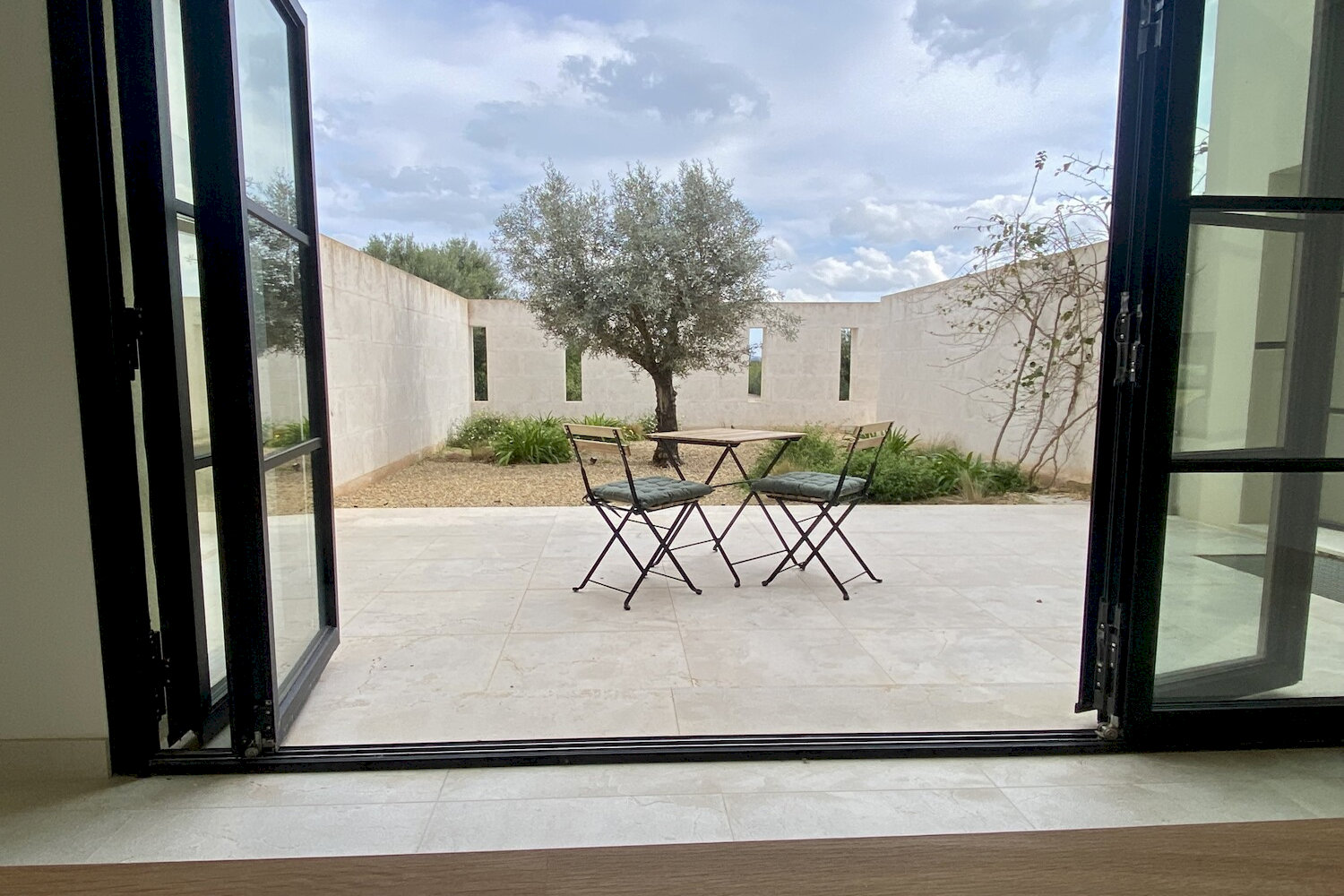 Acceso al patio