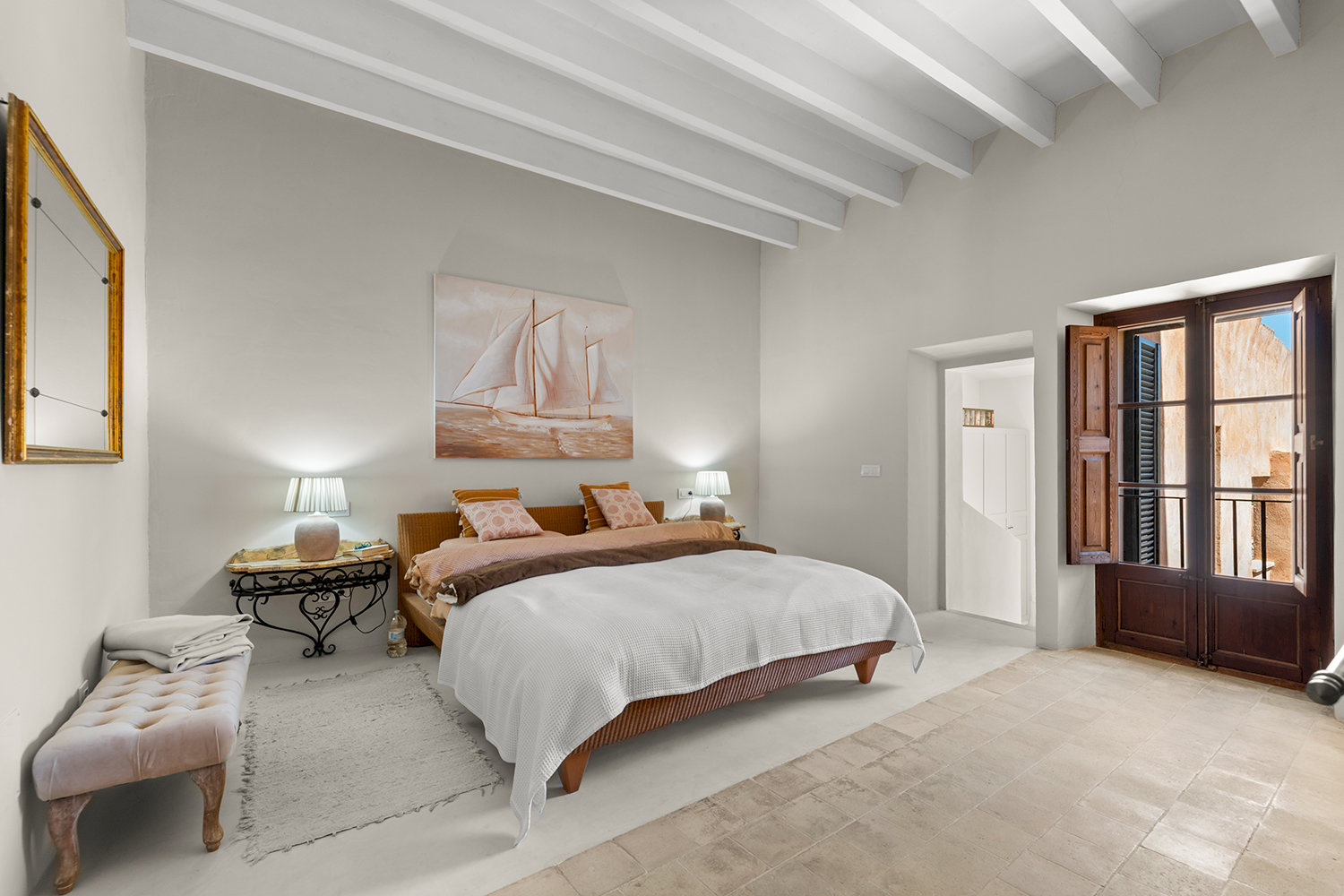 Dormitorio luminoso con acceso al balcón y ambiente clásico