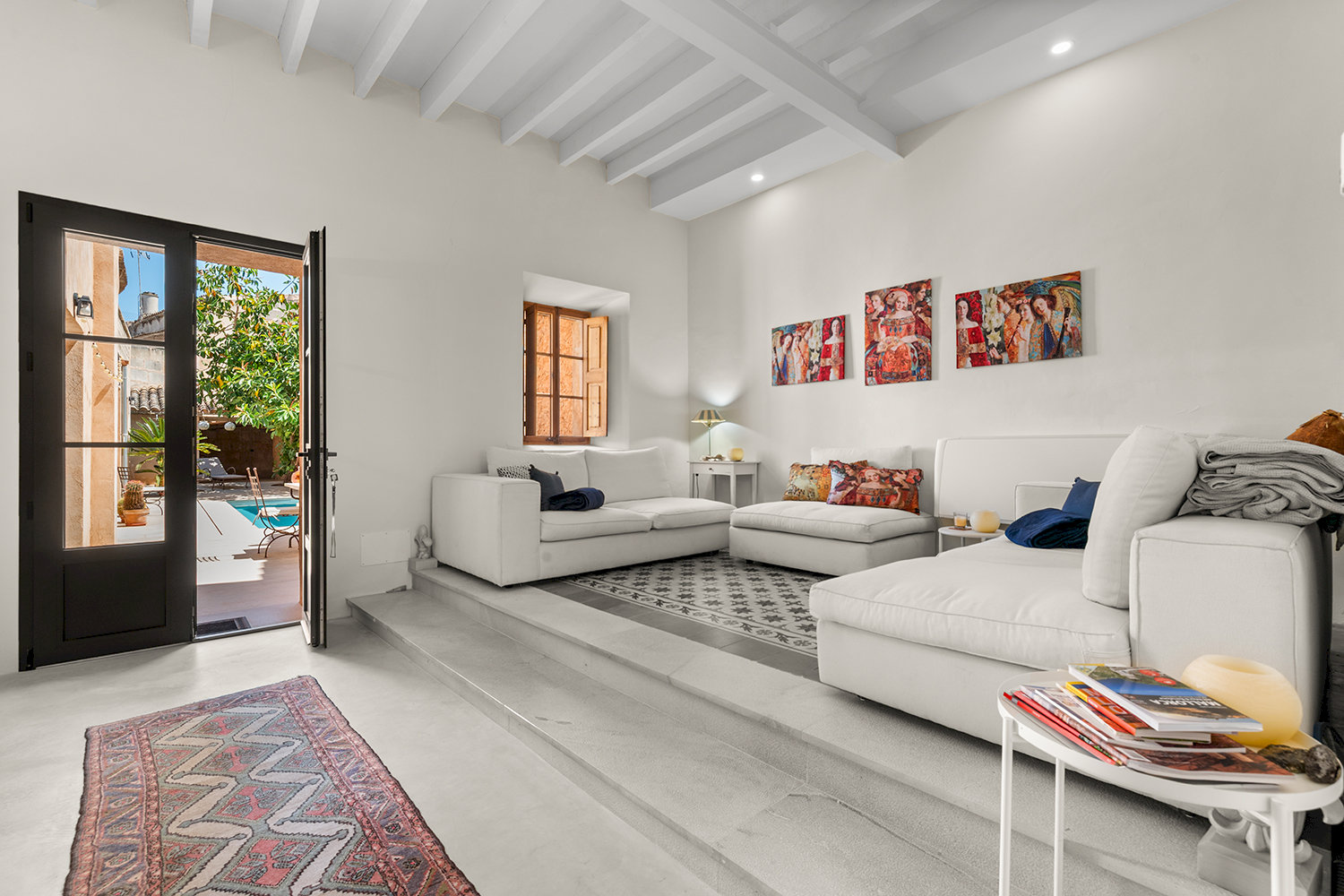 Luminoso salón con acceso abierto al espacio exterior