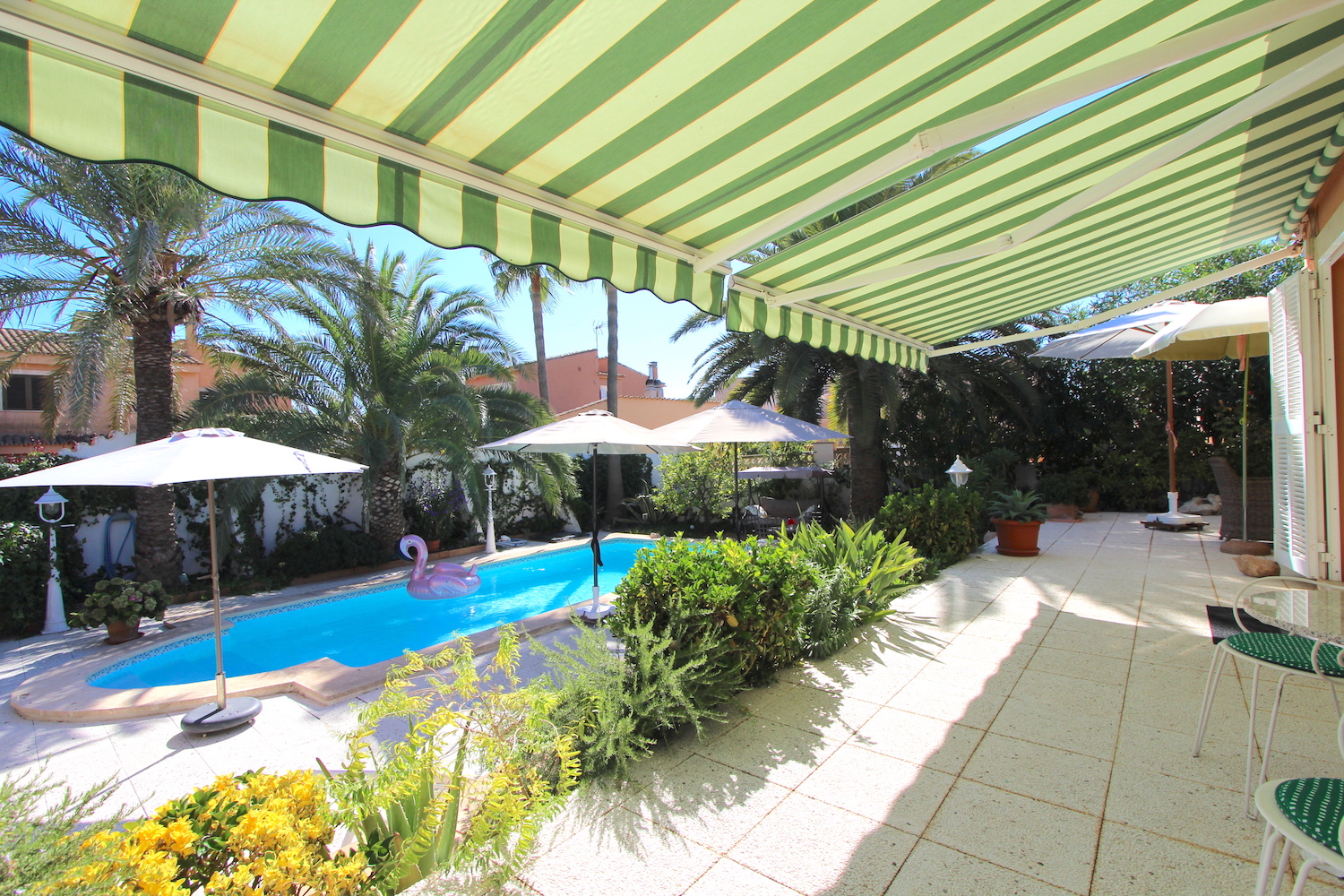 Villa con jardín mediterraneo