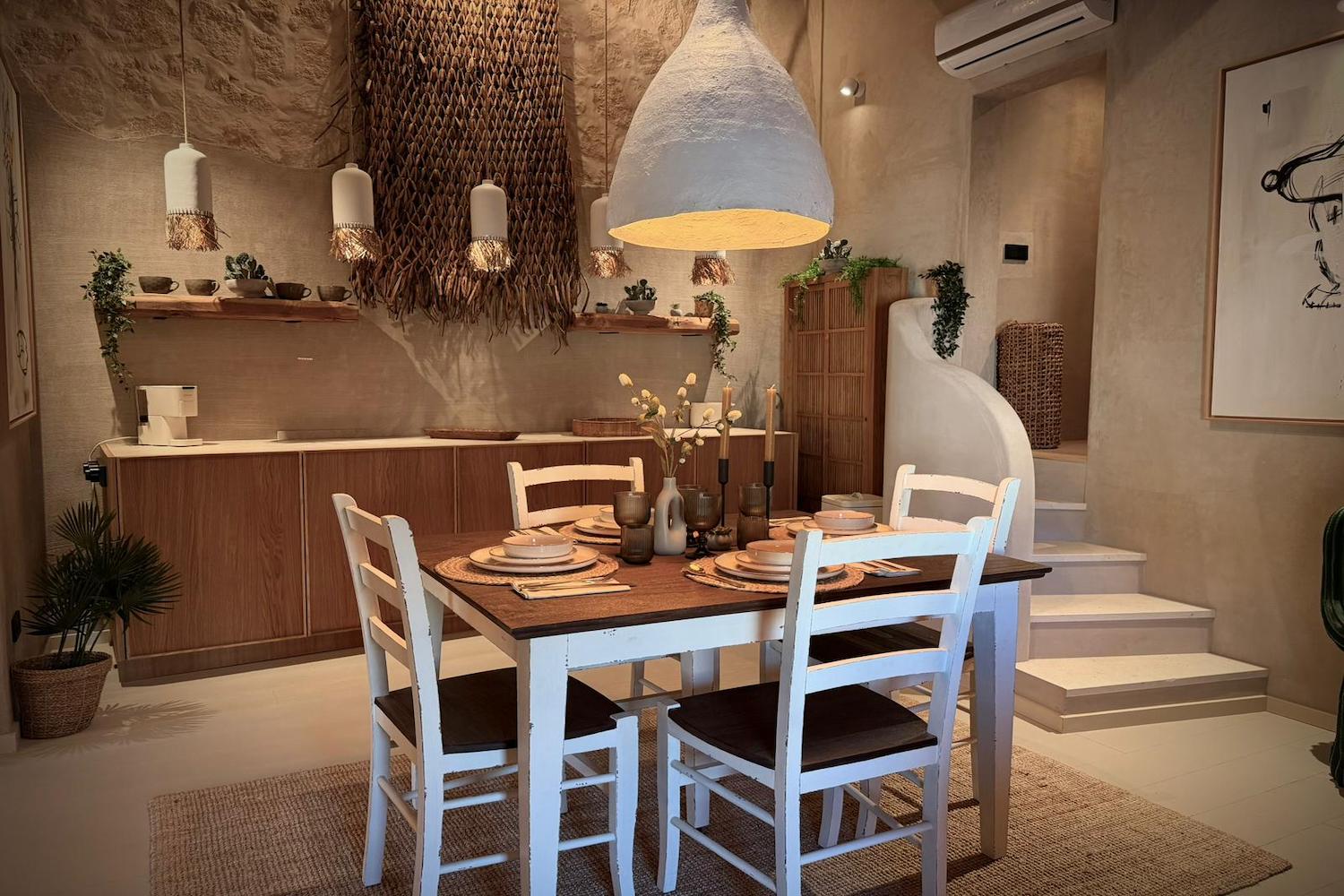 Comedor mediterráneo con elegancia y materiales naturales