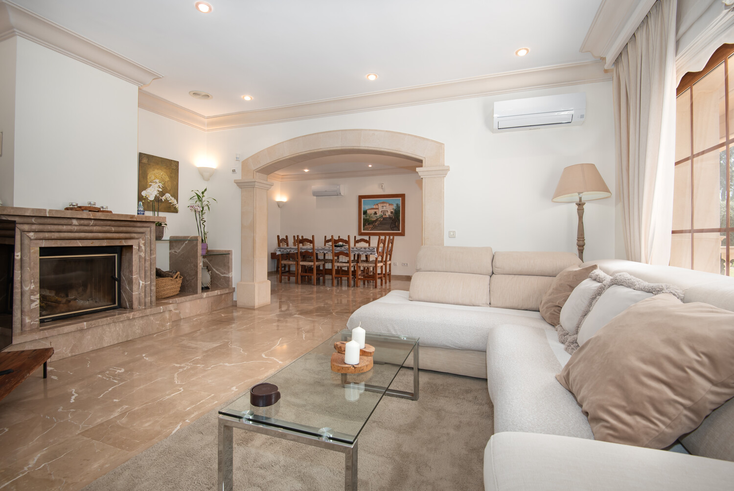 Amplio salón con chimenea y comedor integrado