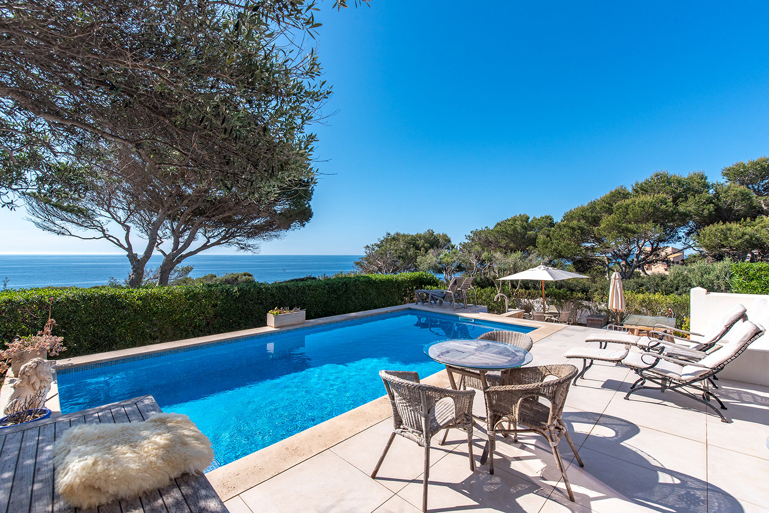 Terraza con piscina y vistas al mar sin obstáculos