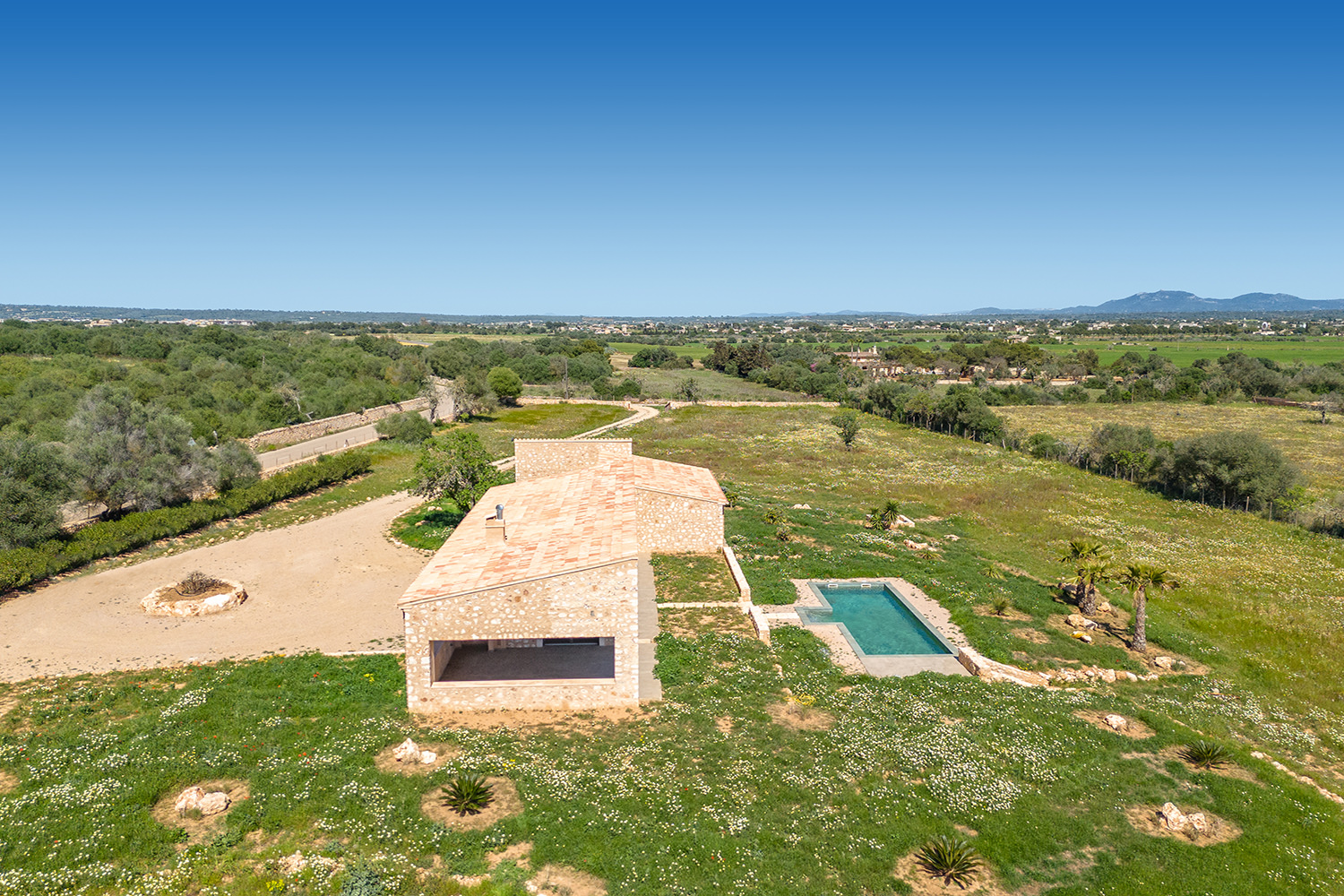 Vista aérea de la finca con piscina, acceso y vistas panorámicas