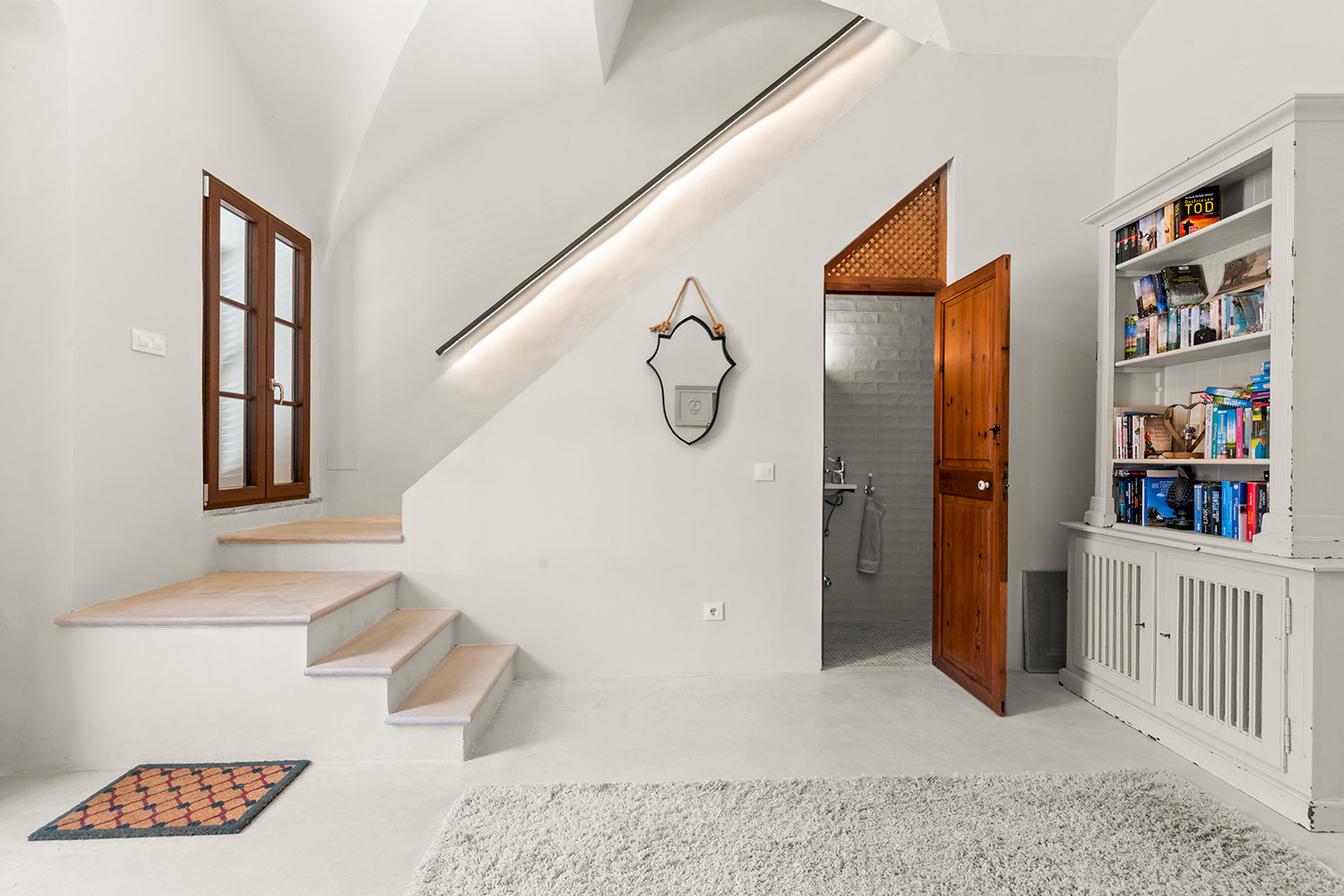 Zona de escalera integrada con concepto de iluminación moderno