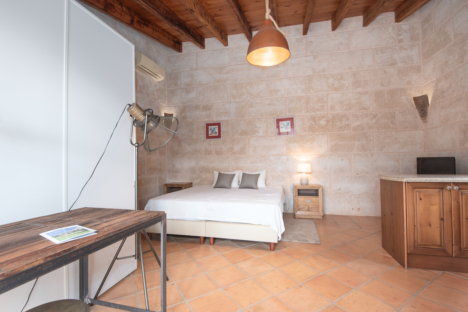 Encantador dormitorio de invitados con vigas de madera