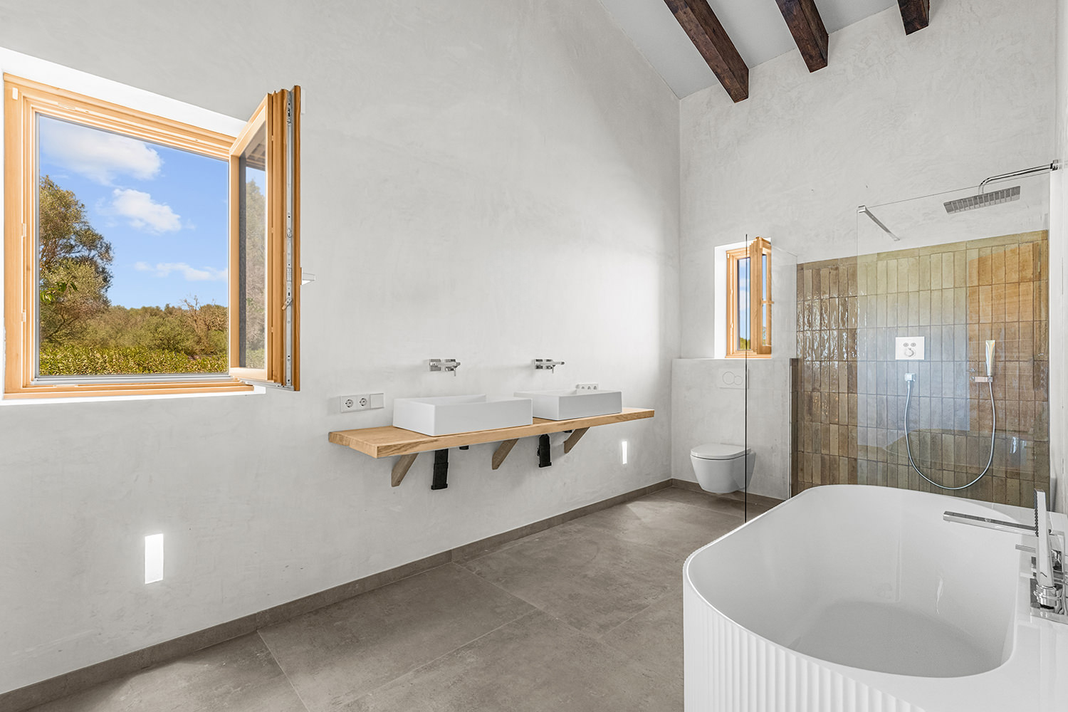 Baño en suite amplio con doble lavabo y bañera exenta