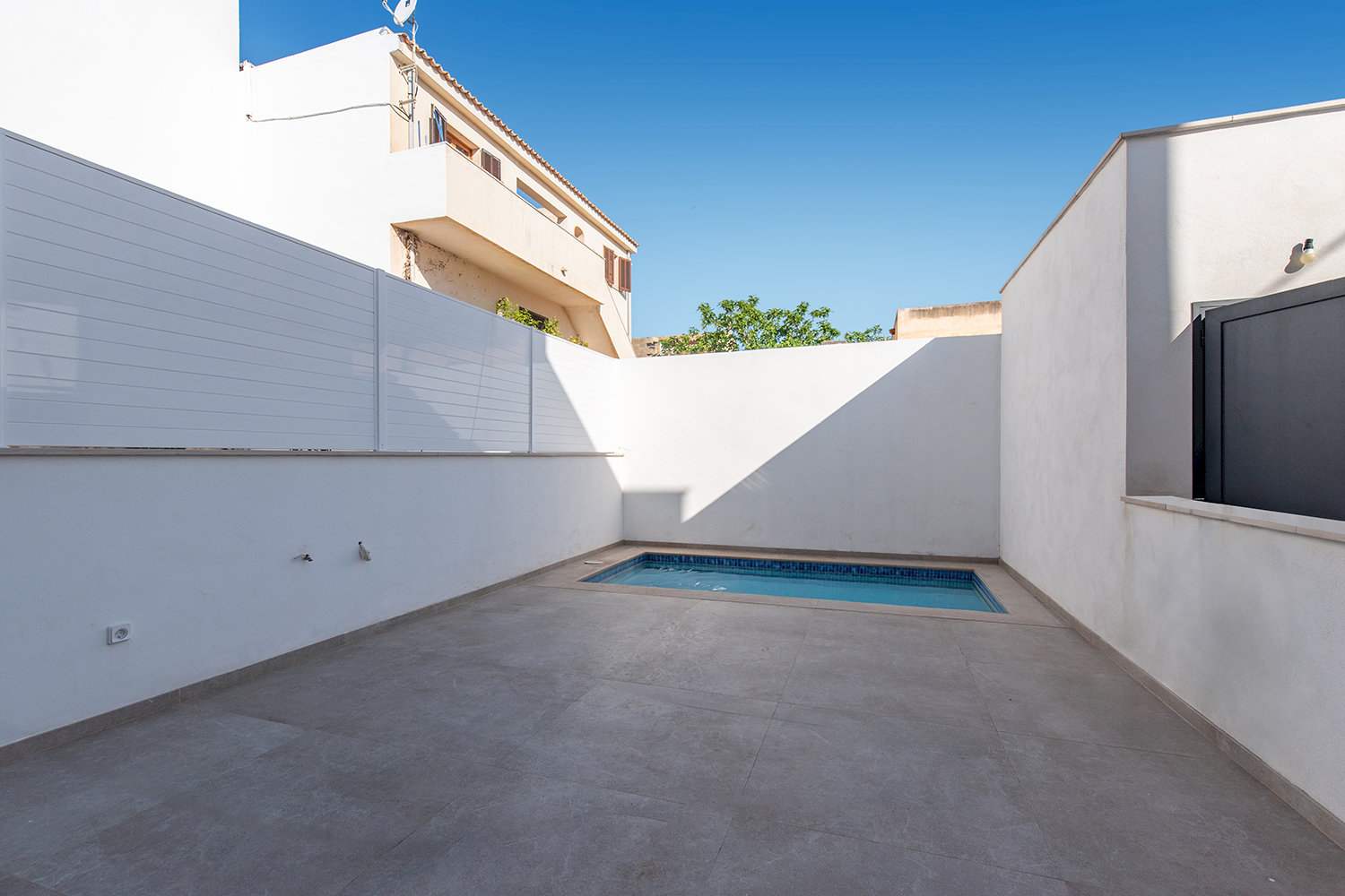 Patio interior privado con piscina propia