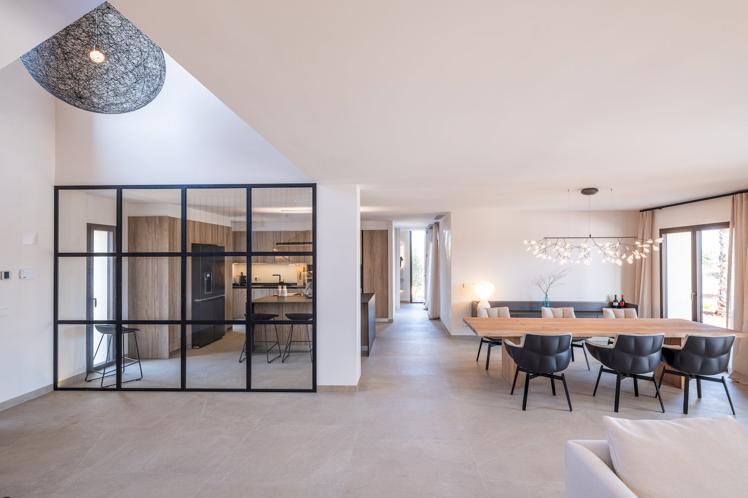 Concepto abierto con cocina separada y amplio comedor