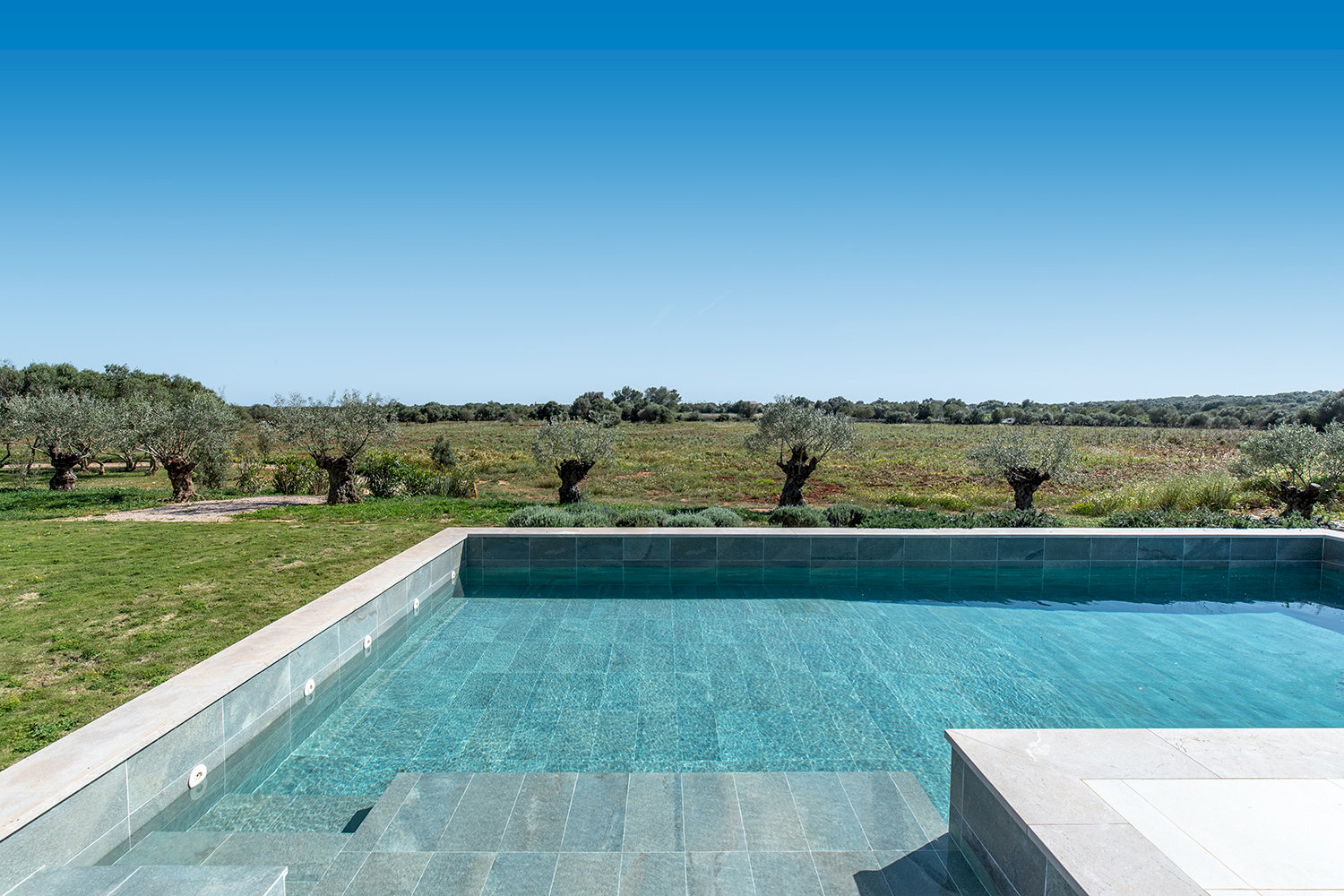 Piscina con privacidad absoluta