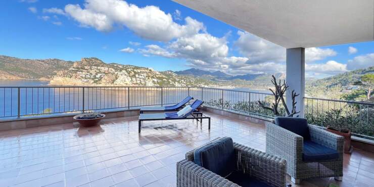 Piso de 2 dormitorios en pequeña residencia con vistas al puerto en alquiler