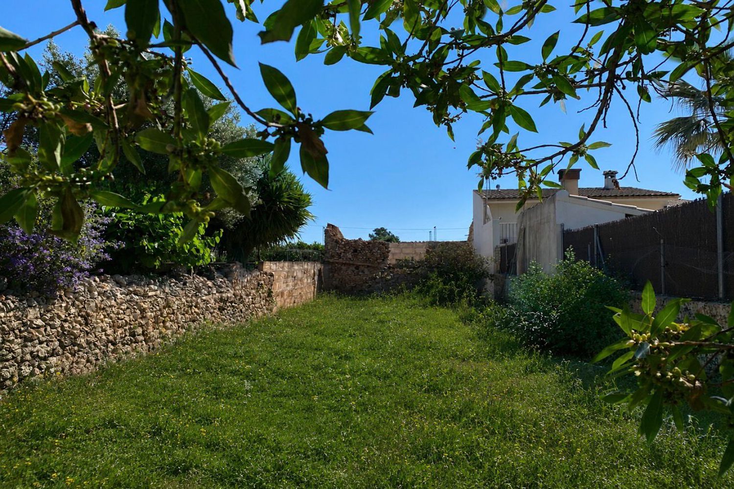 Atractivo solar urbano con proyecto de casa de pueblo en el corazón de Ariany