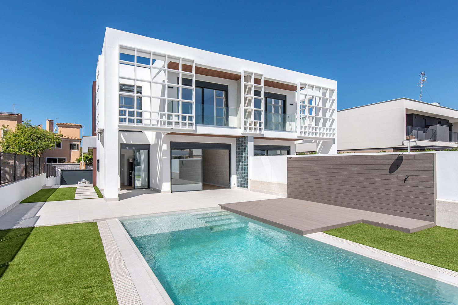 Fachada exterior con piscina