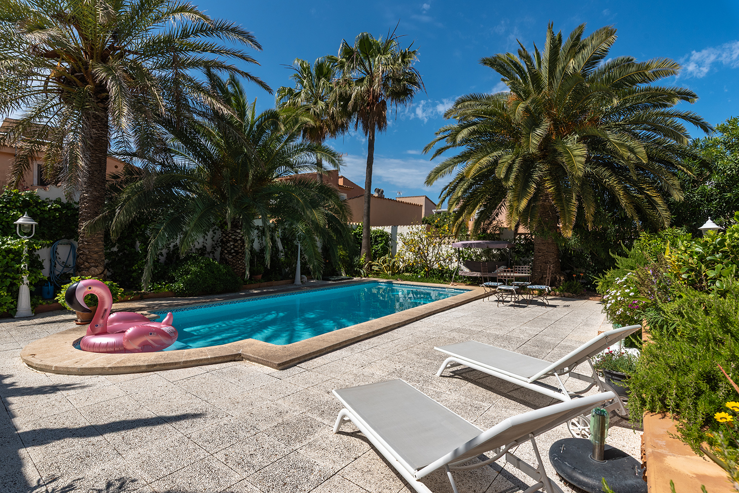 Piscina con solariúm
