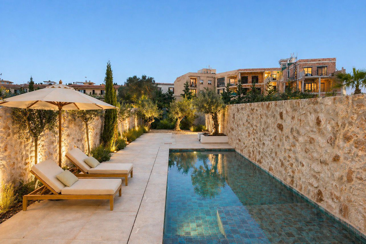 Jardín privado con piscina