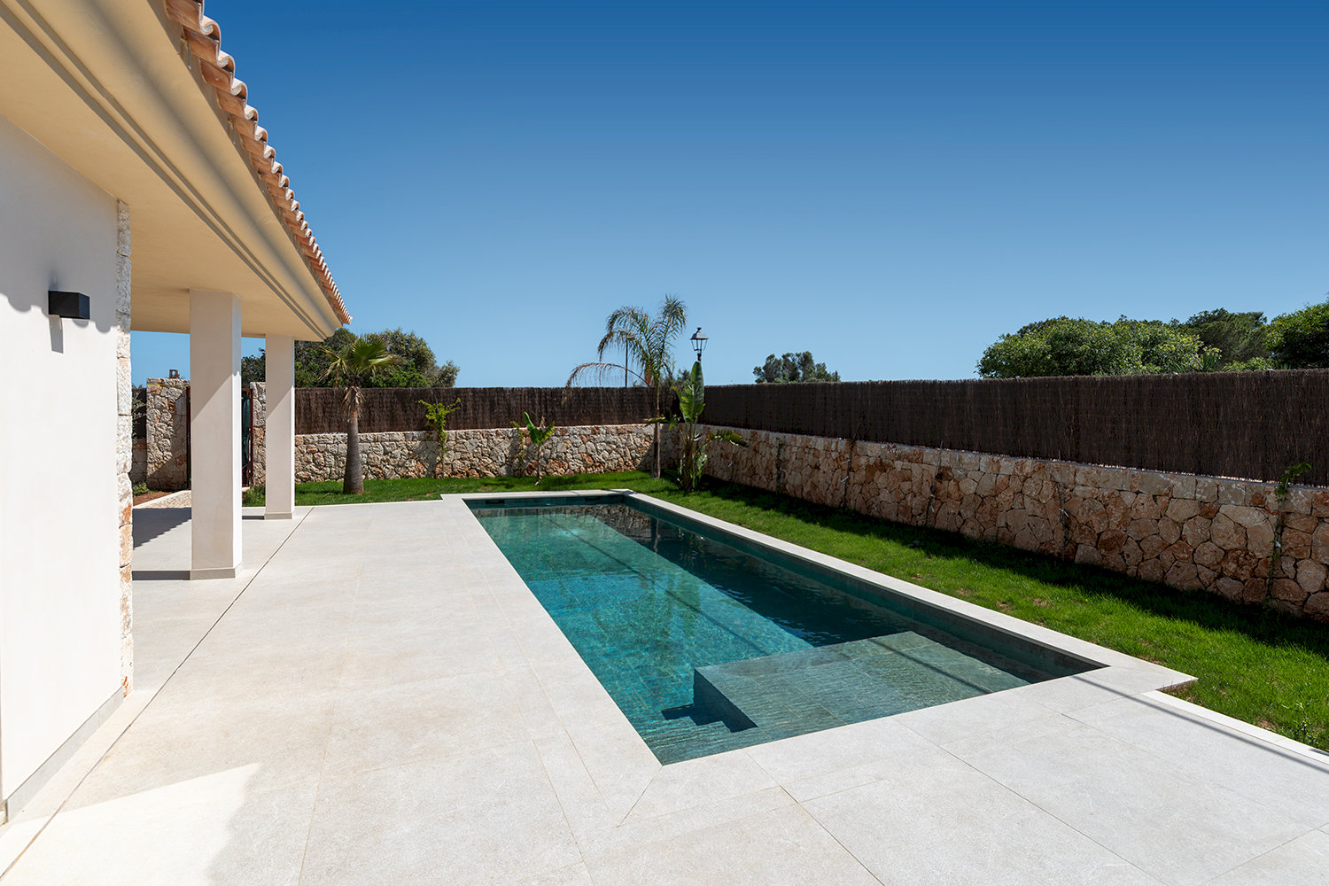 Piscina y jardín