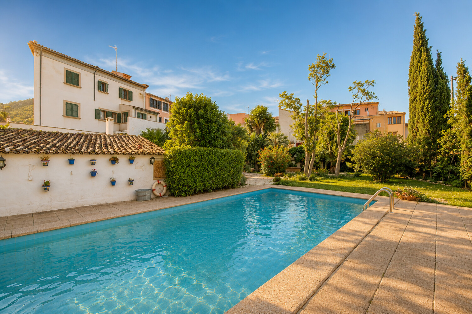 Jardín de estilo mediterráneo con piscina
