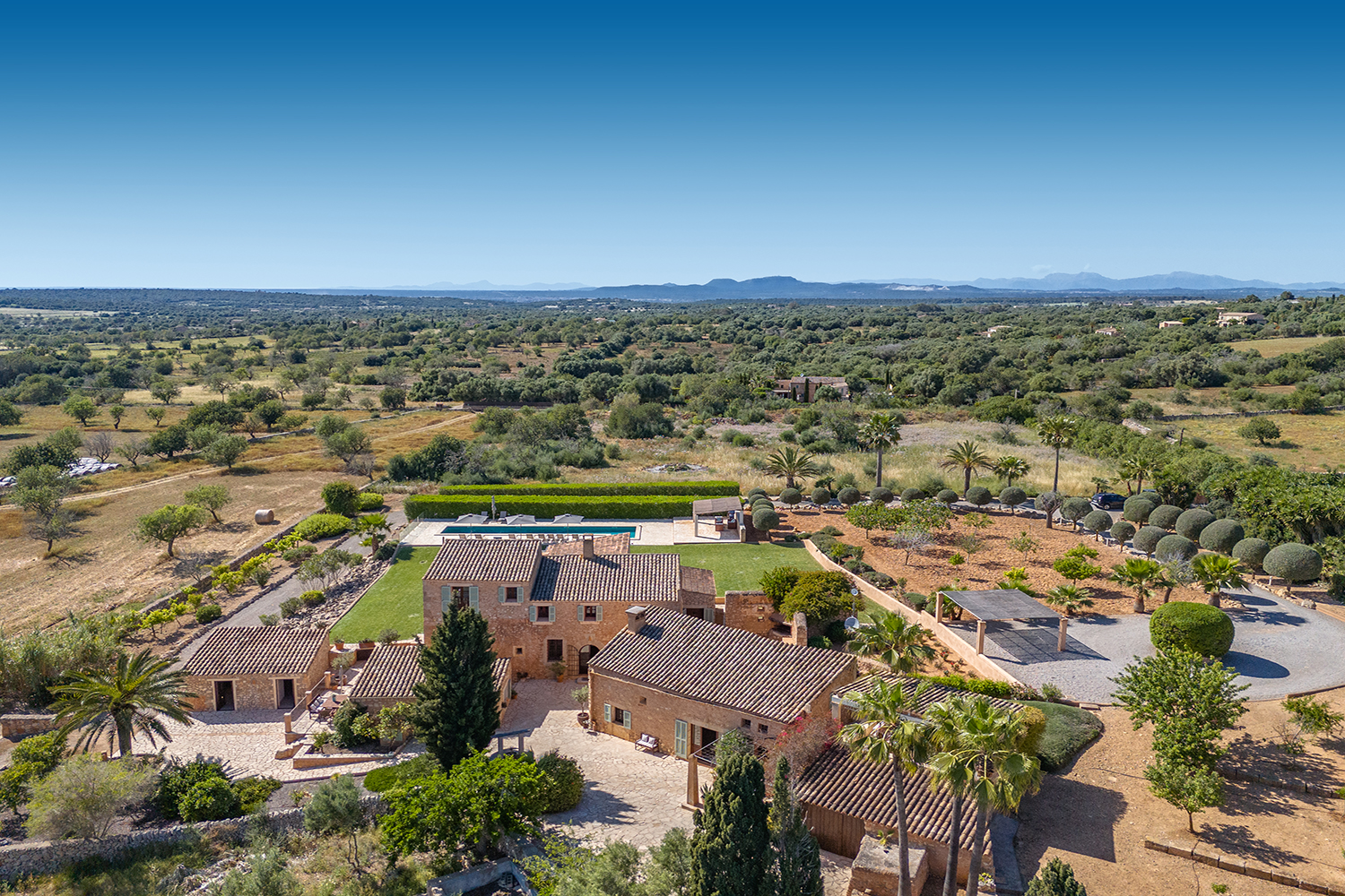 Exclusiva finca de piedra natural con licencia de alquiler y vistas al mar de Cabrera en ubicación privilegiada de Santanyí