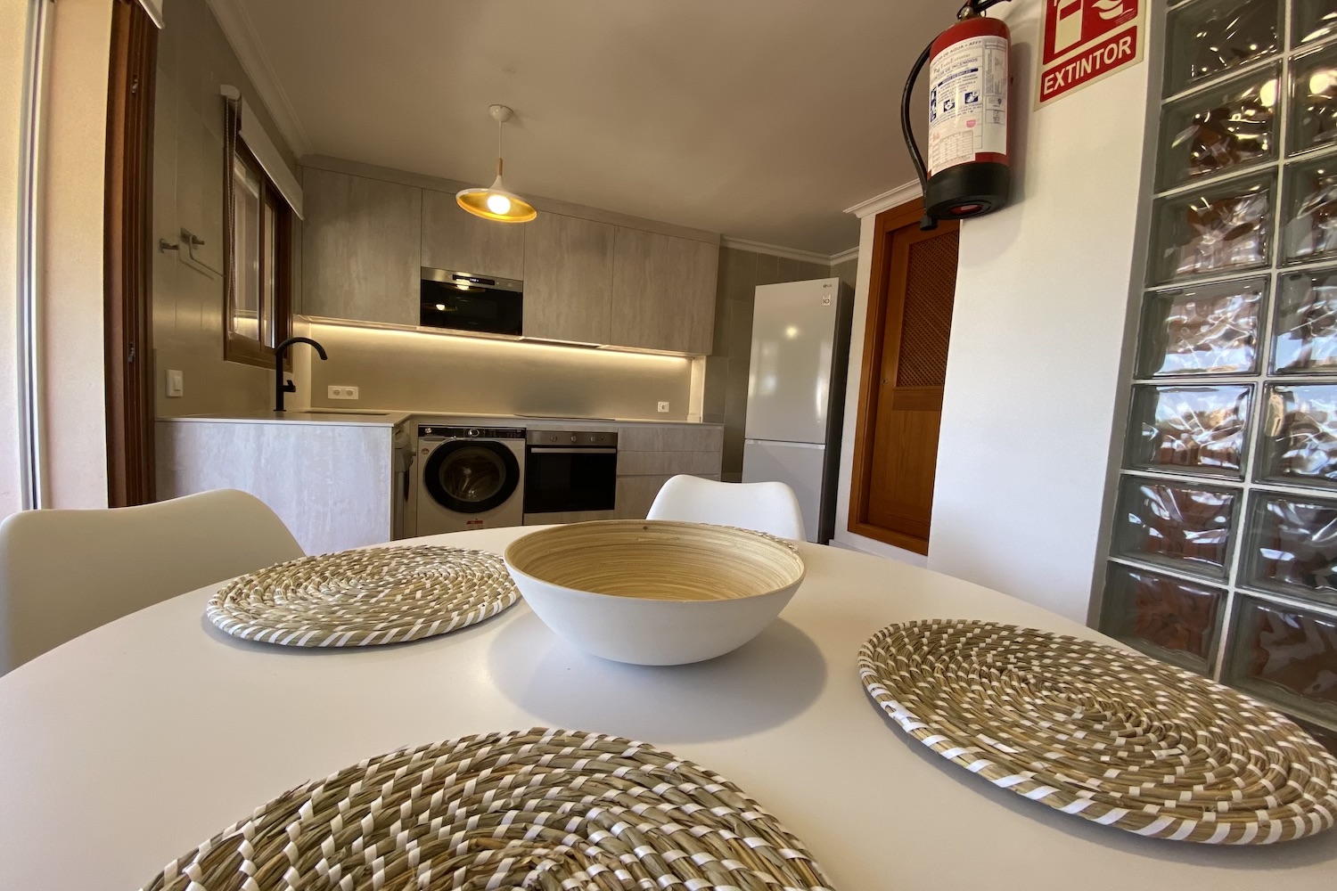 Cocina con comedor intregado