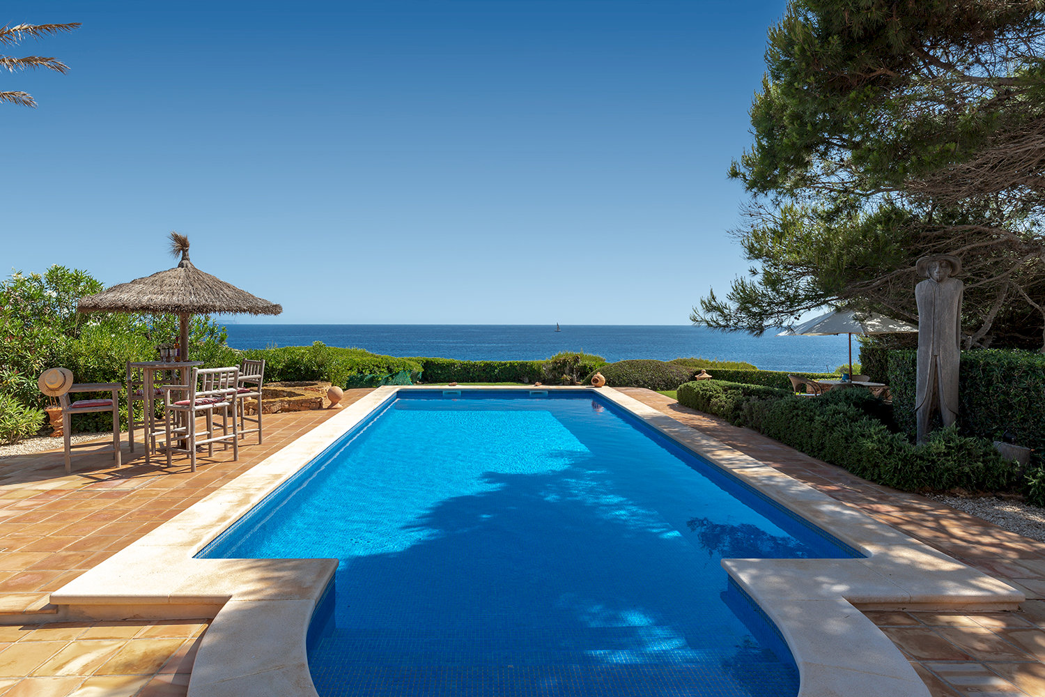 Piscina con vistas al mar