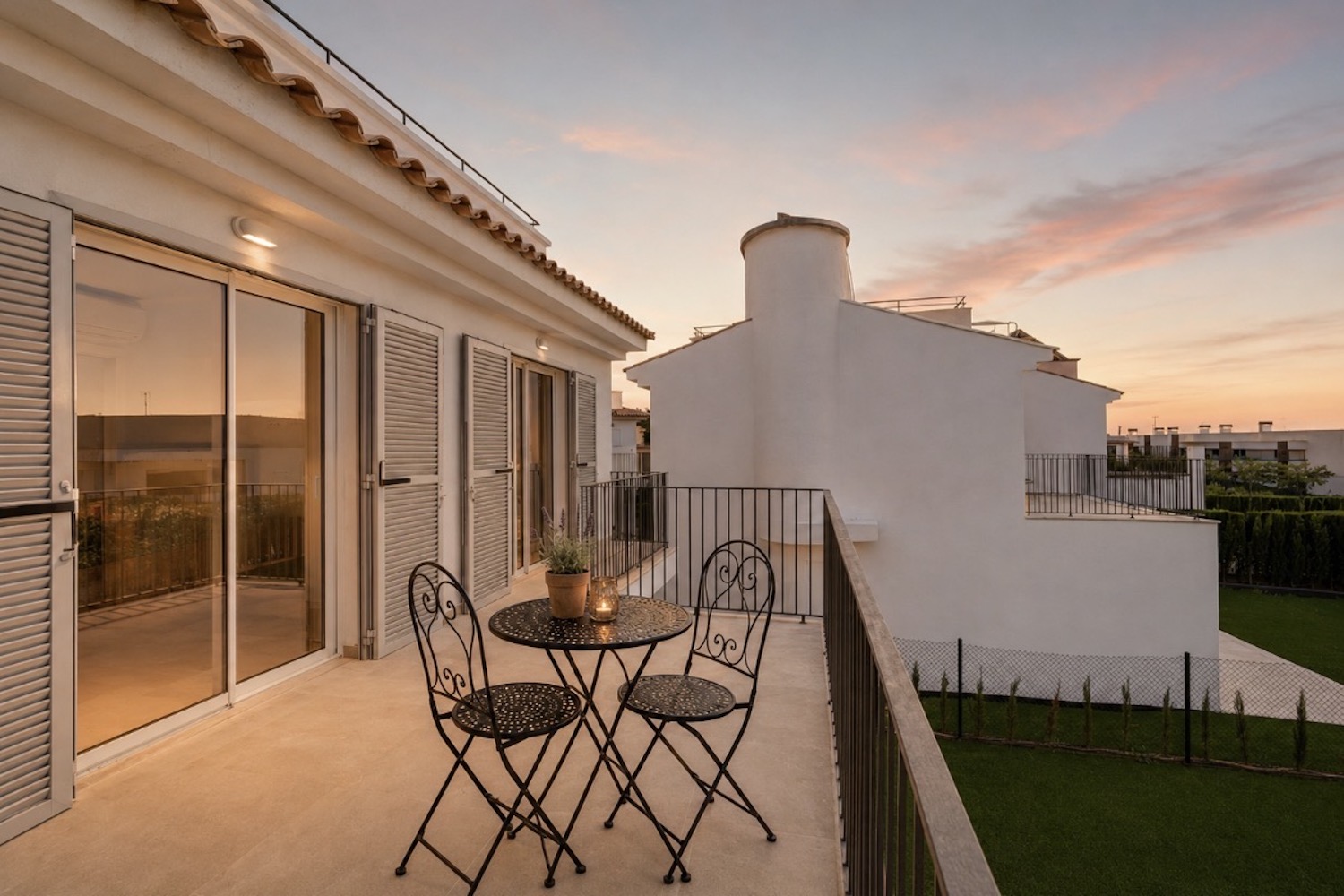 Terraza en planta superior con sol de tarde y un ambiente muy agradable