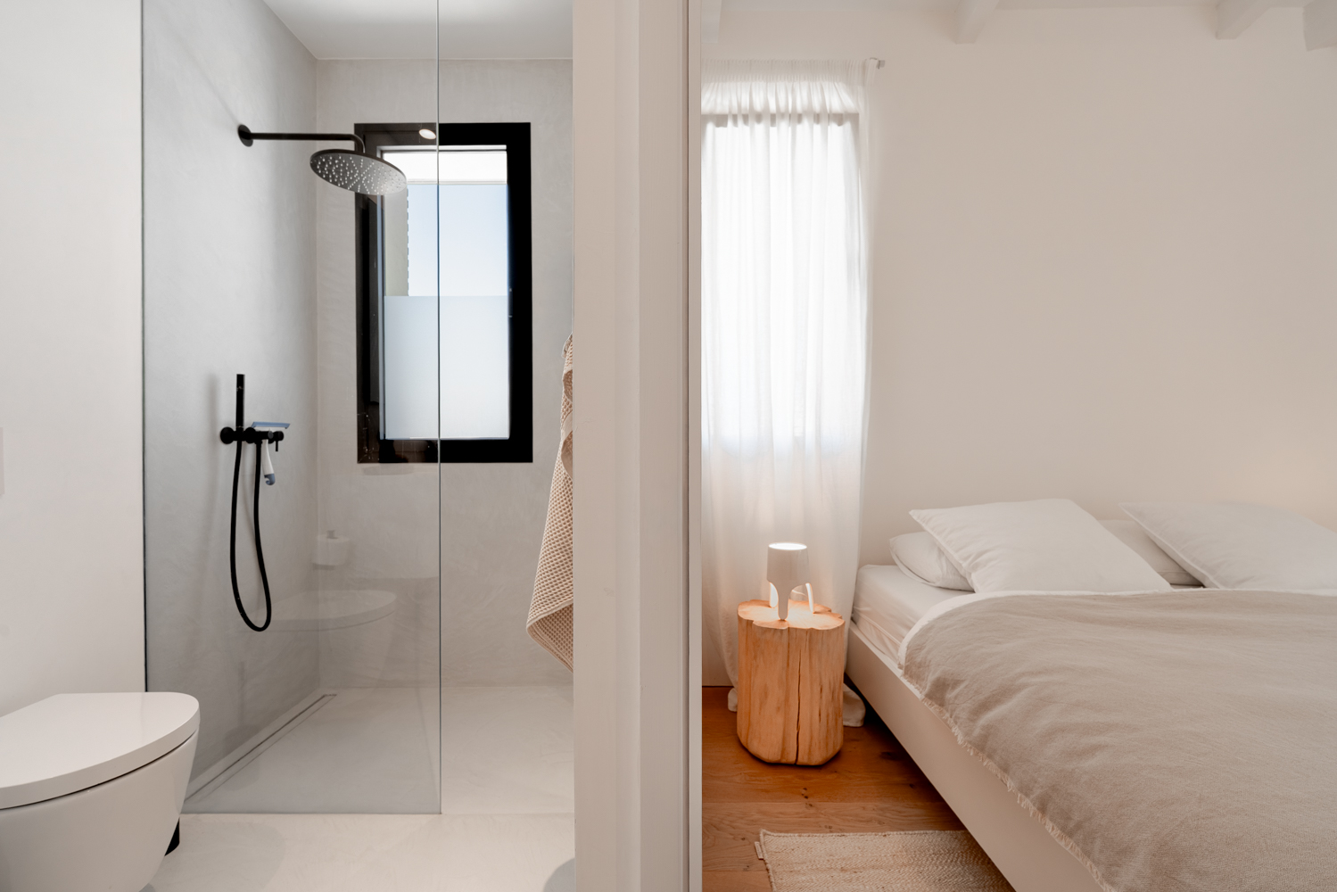 Dormitorio con baño en suite 
