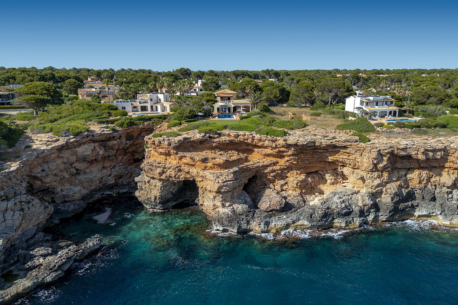 Villa de ensueño con jardín y piscina en primera línea del mar en Vallgornera