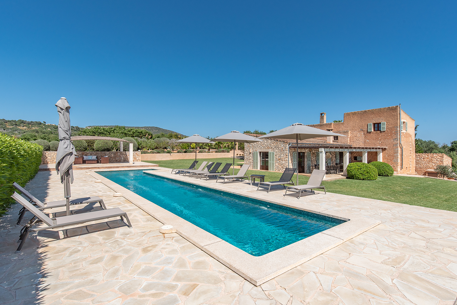 Piscina con solariúm