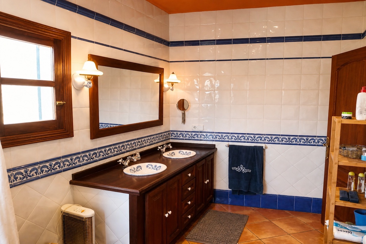 Baño amplio con doble lavabo: cómodo y práctico