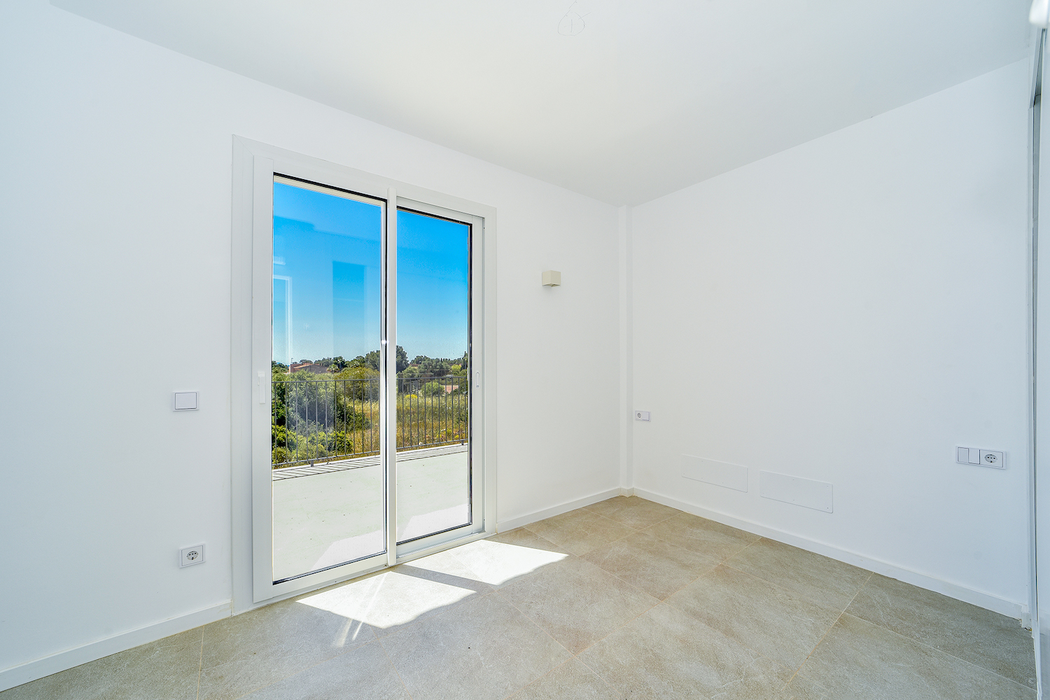 Dormitorio con acceso directo a la terraza y agradables vistas a la zona verde