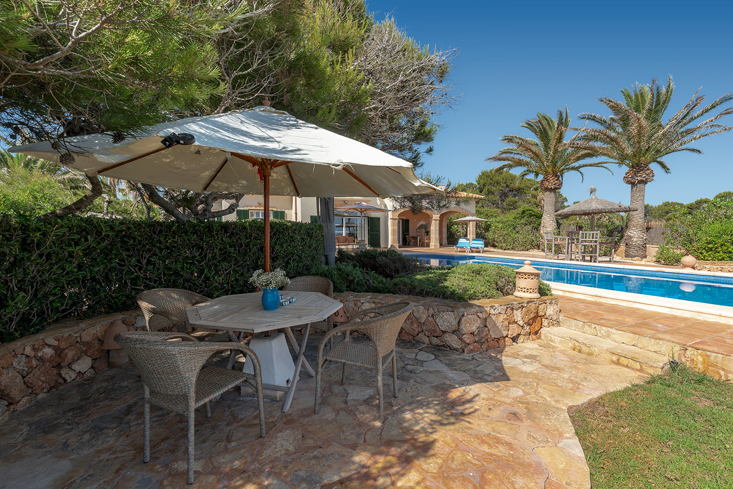 Terraza al lado de la piscina