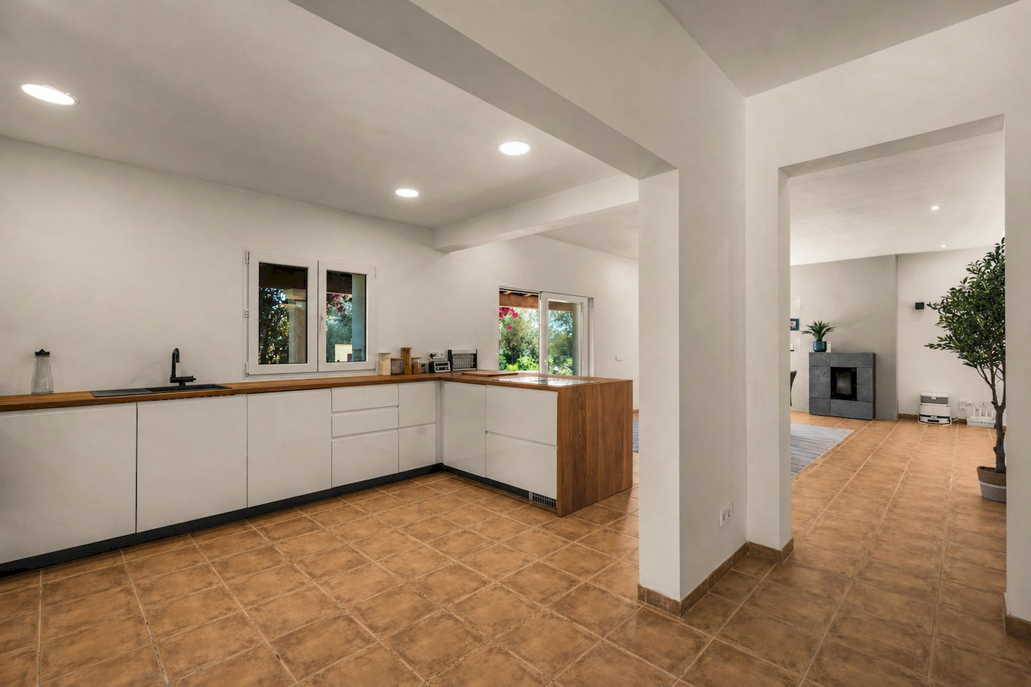Cocina moderna equipada con líneas limpias y diseño funcional