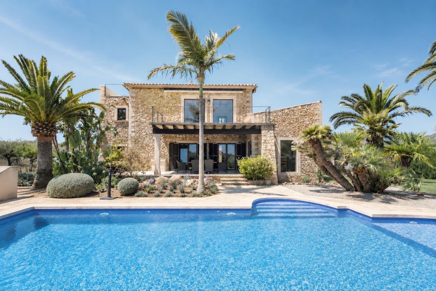 Encantadora finca oasis con vistas al mar en una popular ubicación cerca de Portocolom