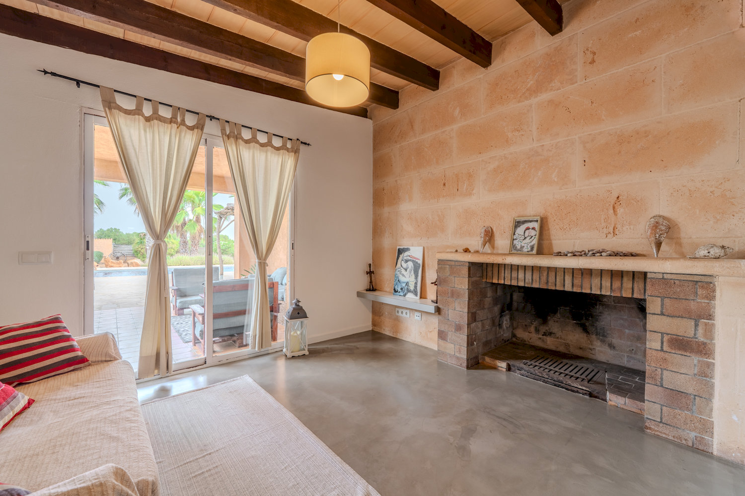 Acogedor salón con una magnífica chimenea de piedra natural