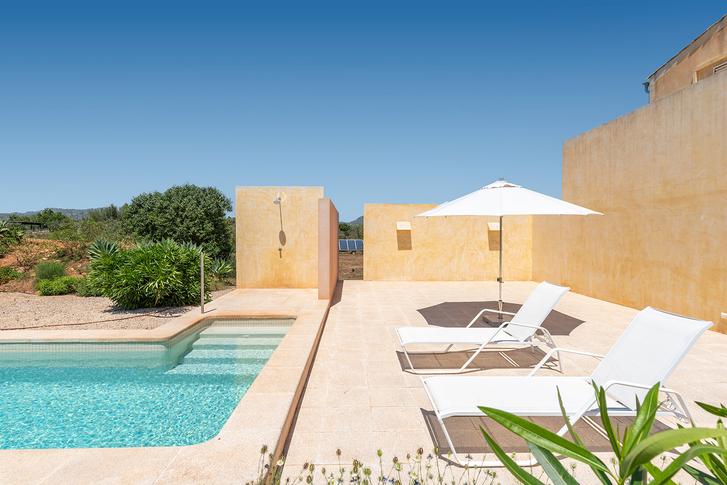 Elegante zona de piscina