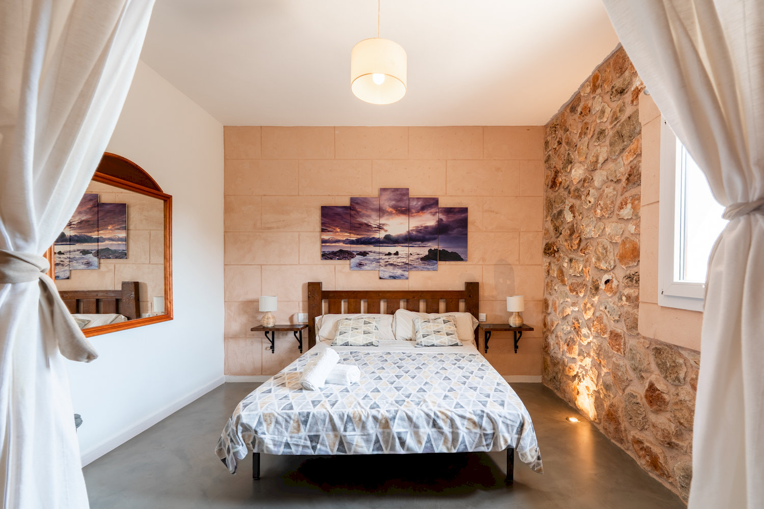Elegante dormitorio con detalles de piedra natural