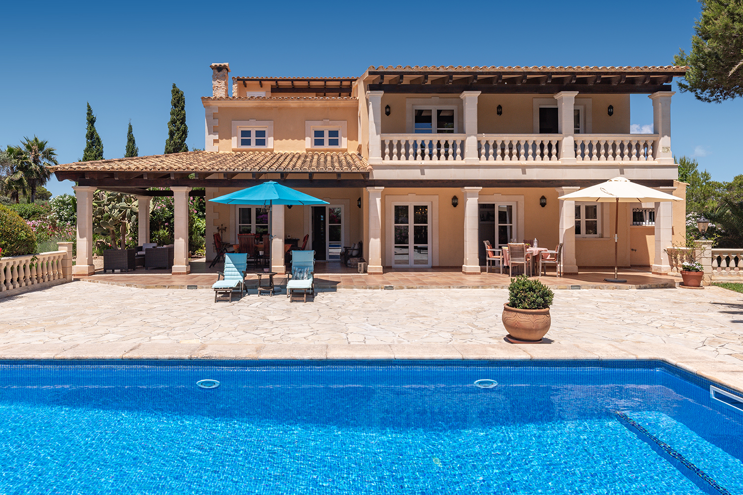 vista frontal piscina y villa