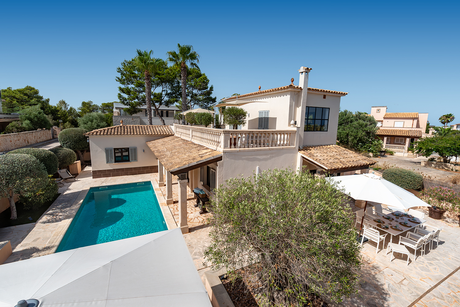 Una villa de ensueño con vistas al mar, casa de invitados y piscina
