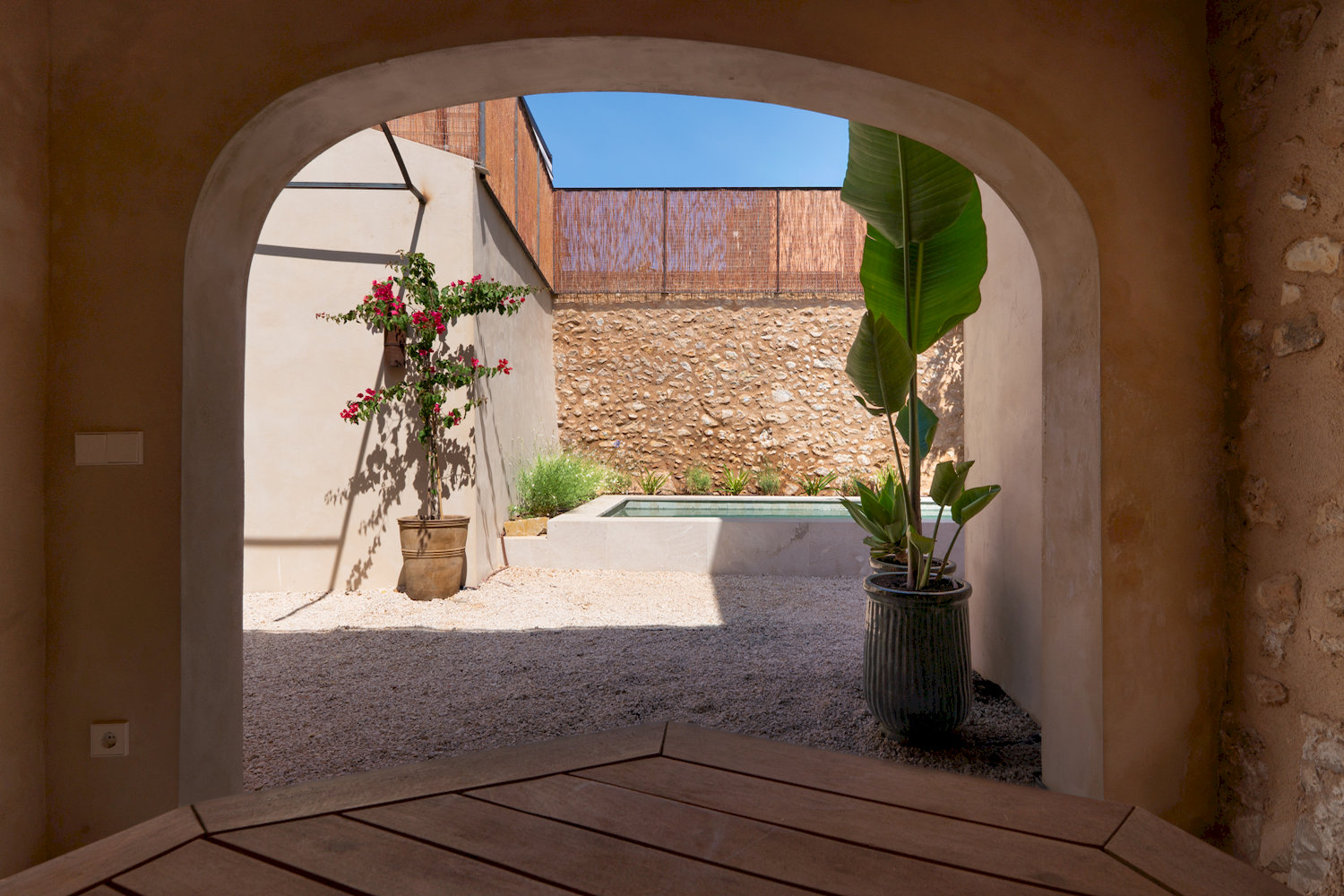 Acceso al patio