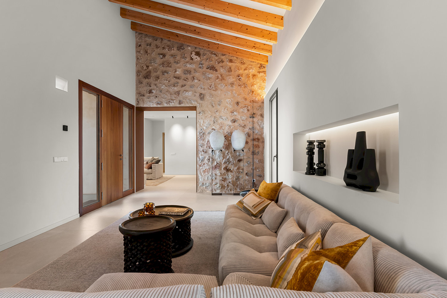 Otro salón con pared de piedra natural