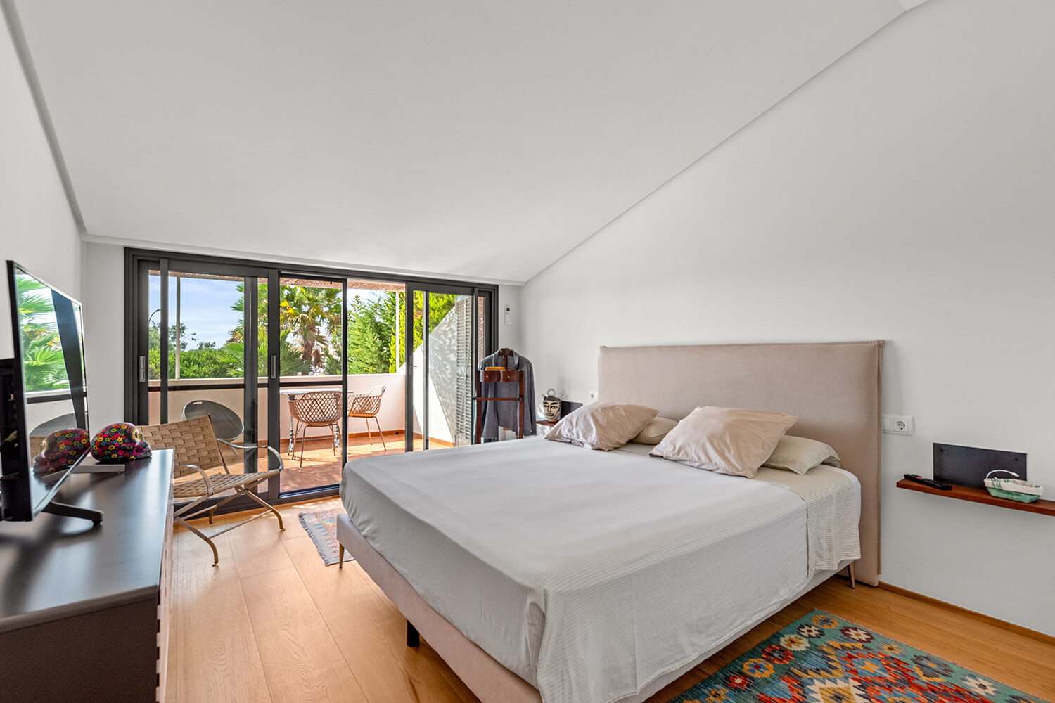 Amplio dormitorio principal con acceso directo a una terraza privada y cubierta