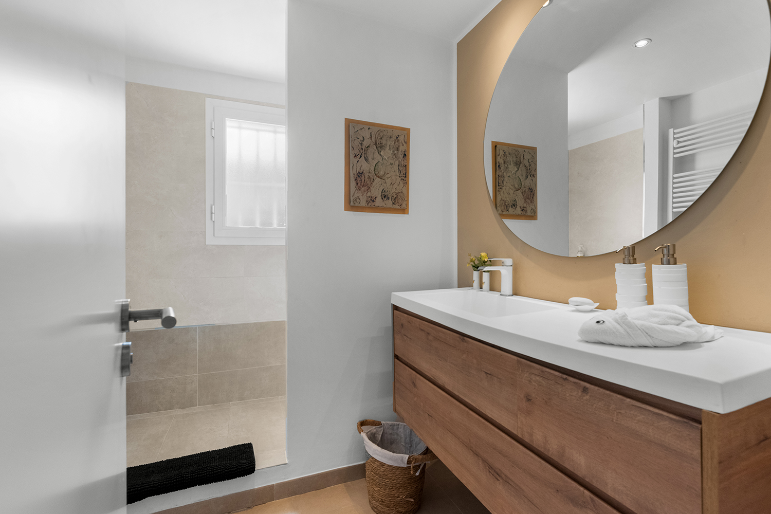 Moderno baño con ducha de diseño limpio y atemporal