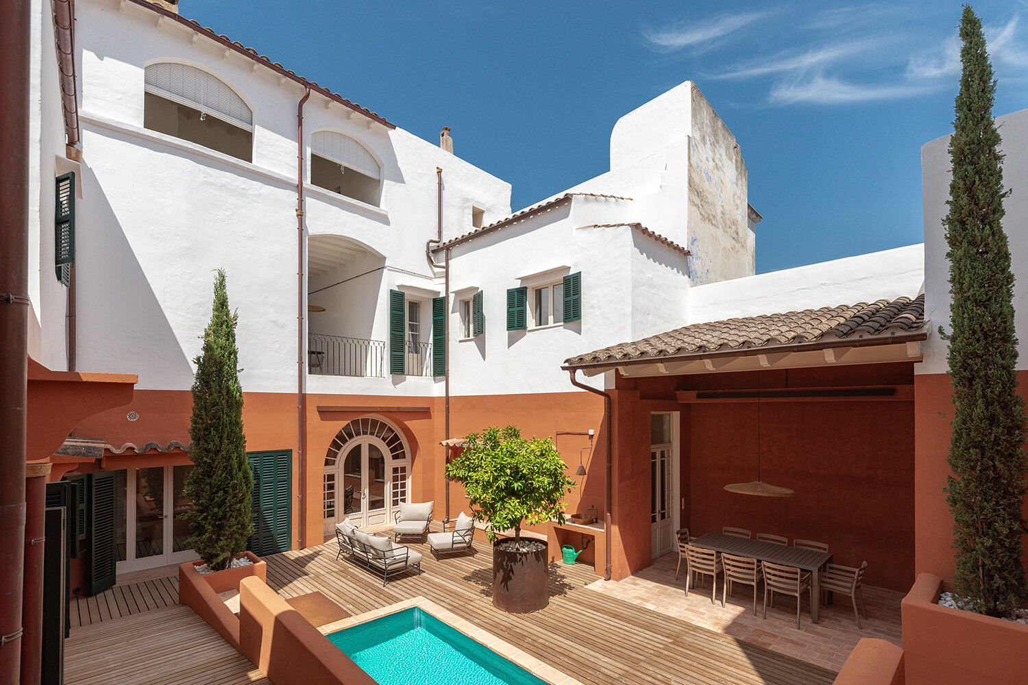 Patio señorial de arquitectura mediterránea con piscina y amplias zonas de terraza