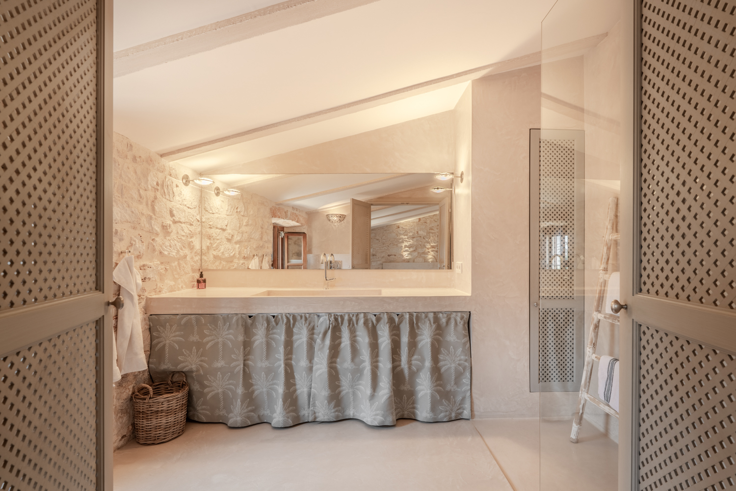 Elegante baño en suite con detalles de piedra natural