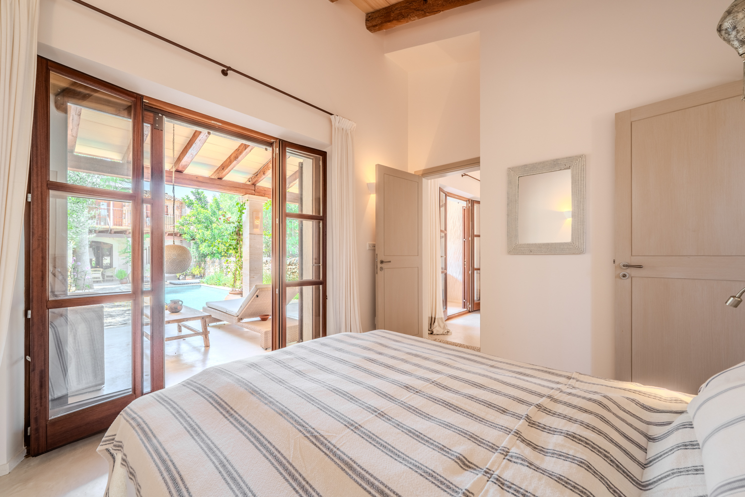 Tranquilo dormitorio con acceso directo a la piscina