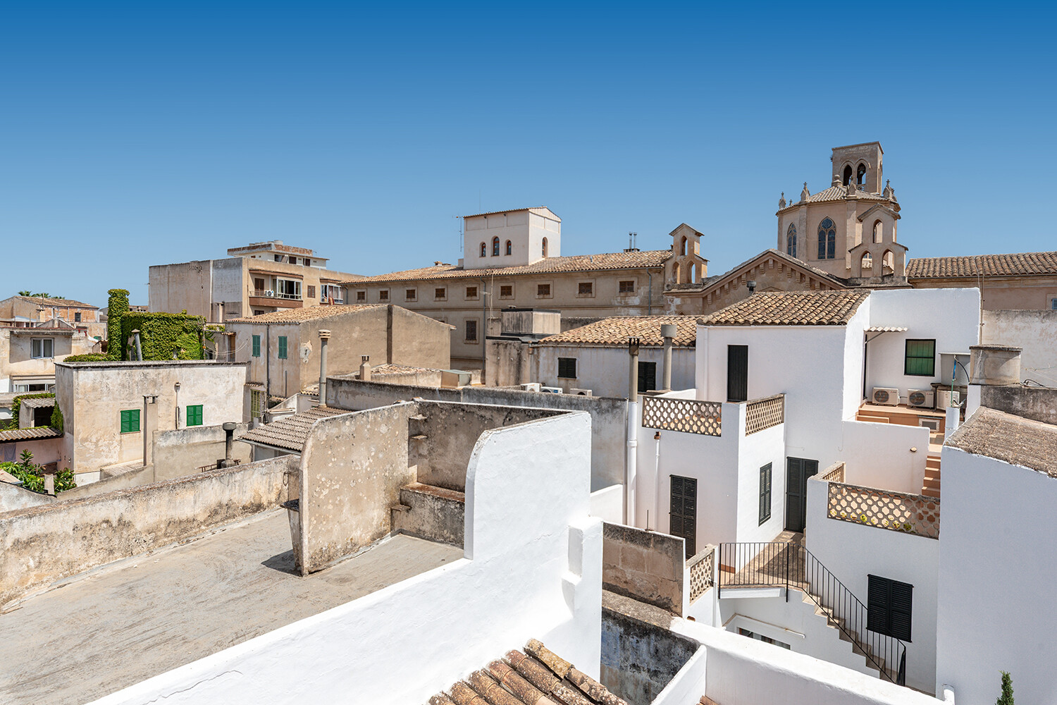 Vista panorámica desde la azotea sobre los tejados y edificios históricos de Felanitx