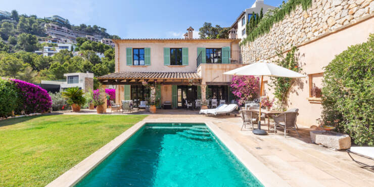 Se alquila una villa de estilo tradicional de finca con vistas al puerto y al mar