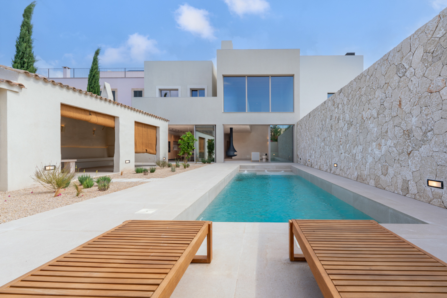 La arquitectura contemporánea se une a la elegancia mediterránea: casa de pueblo de nueva construcción con piscina y azotea