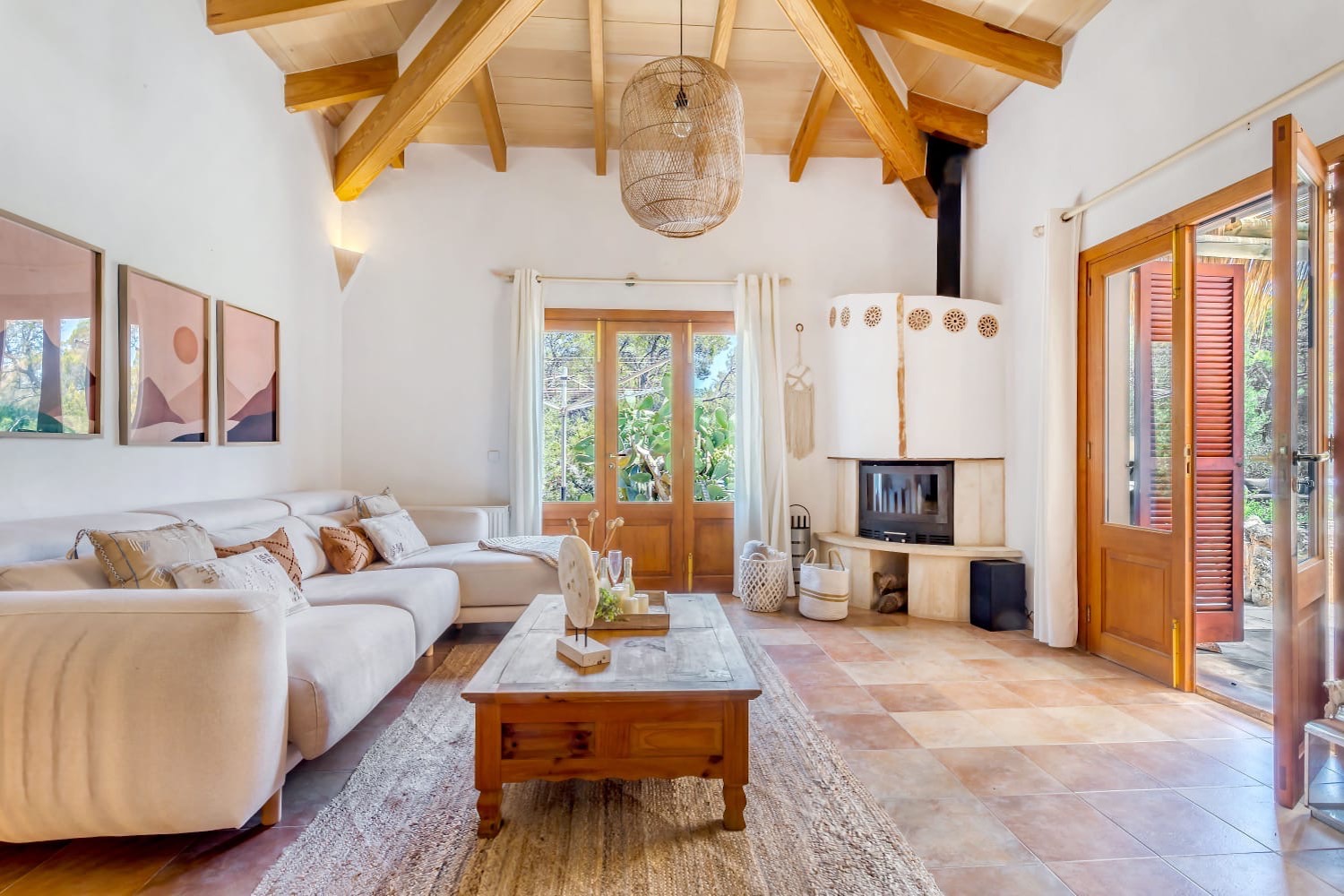 Sala de estar con chimenea