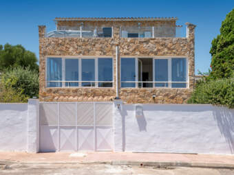 Atractiva villa con fachada de piedra natural, vistas al mar, piscina cubierta y terraza en la azotea, a un paso del mar